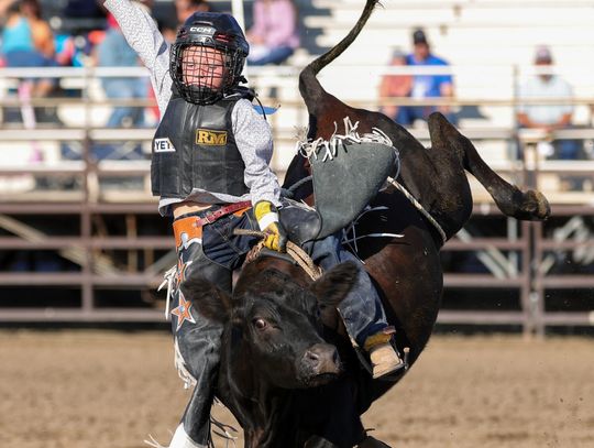 Kestin Moore calf riding.
